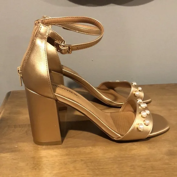 Comfortview gold heels with pearls - Picture 2 of 4